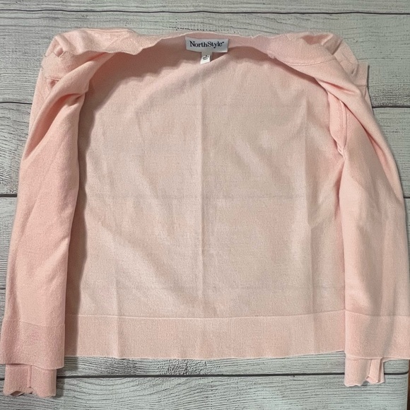 NorthStyle Scallop Trim Shrug, Shell Buttons, Ribbed Trim, Size Small - Picture 4 of 7